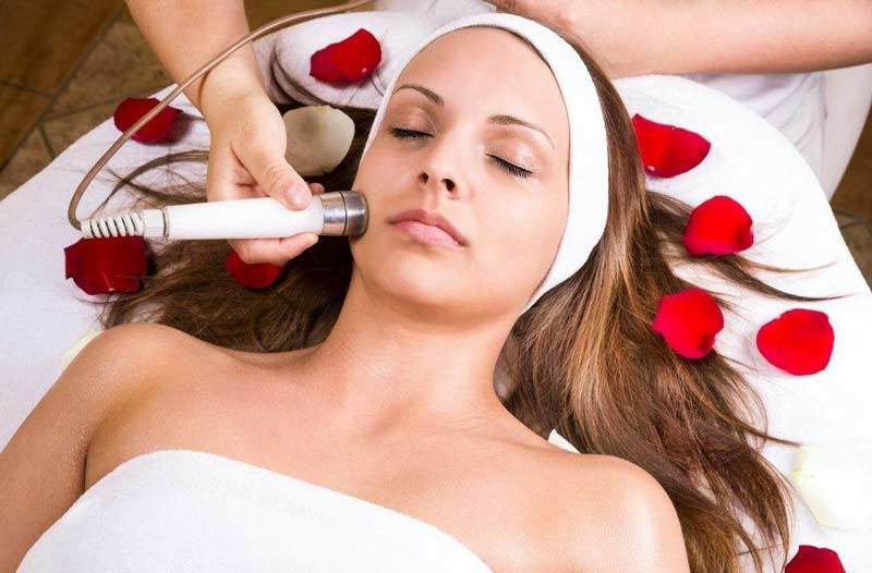 Hübsche Frau bei Lori Kosmetikstudio bekommt eine Laserbehandlung im Gesicht